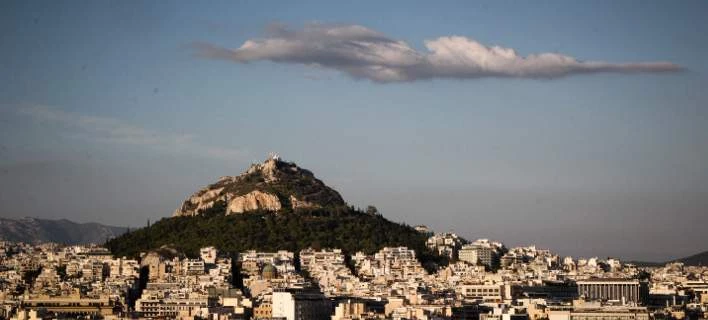 Καιρός: Συννεφιά, ζέστη και βροχές την Παρασκευή